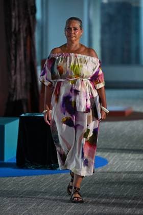 MELBOURNE FASHION WEEK 2025, A model walks the Little Bourke Street runway during the Melbourne Fashion Week Media preview in Melbourne, Monday, October 20, 2025. ( NO ARCHIVING MELBOURNE VICTORIA AUSTRALIA  Copyright: xJAMESxROSSx 20251020151913602091