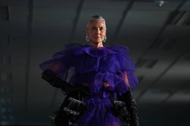 MELBOURNE FASHION WEEK 2025, A model walks the Closing runway during the Melbourne Fashion Week Media preview in Melbourne, Monday, October 20, 2025. ( NO ARCHIVING MELBOURNE VICTORIA AUSTRALIA  Copyright: xJAMESxROSSx 20251020186074940742