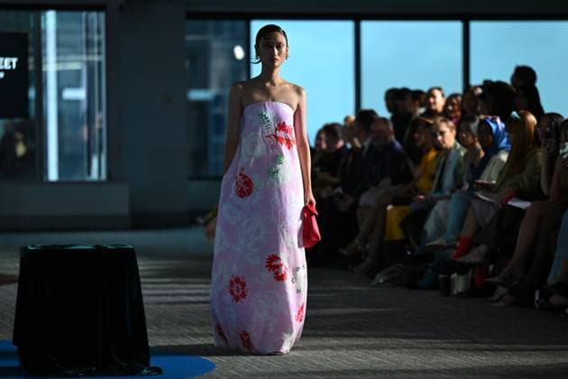 MELBOURNE FASHION WEEK 2025, A model walks the Little Bourke Street runway during the Melbourne Fashion Week Media preview in Melbourne, Monday, October 20, 2025. ( NO ARCHIVING MELBOURNE VICTORIA AUSTRALIA  Copyright: xJAMESxROSSx 20251020164553193451