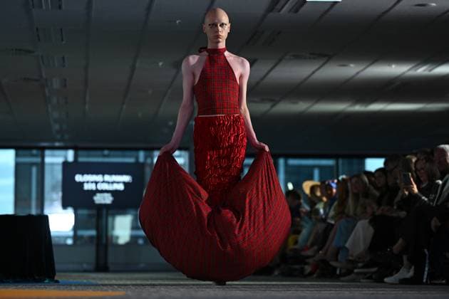 MELBOURNE FASHION WEEK 2025, A model walks the Closing runway during the Melbourne Fashion Week Media preview in Melbourne, Monday, October 20, 2025. ( NO ARCHIVING MELBOURNE VICTORIA AUSTRALIA  Copyright: xJAMESxROSSx 20251020176687836146
