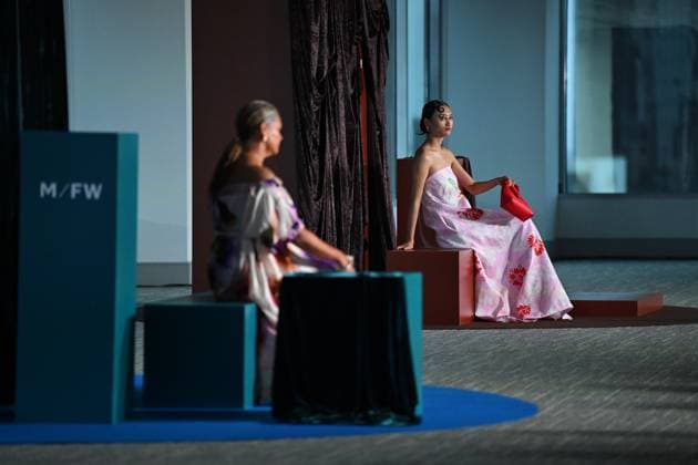 MELBOURNE FASHION WEEK 2025, A model walks the Little Bourke Street runway during the Melbourne Fashion Week Media preview in Melbourne, Monday, October 20, 2025. ( NO ARCHIVING MELBOURNE VICTORIA AUSTRALIA  Copyright: xJAMESxROSSx 20251020125973055241