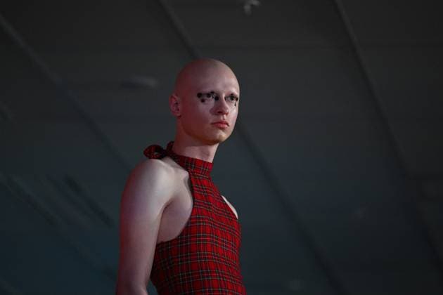 MELBOURNE FASHION WEEK 2025, A model walks the Closing runway during the Melbourne Fashion Week Media preview in Melbourne, Monday, October 20, 2025. ( NO ARCHIVING MELBOURNE VICTORIA AUSTRALIA  Copyright: xJAMESxROSSx 20251020144943239350