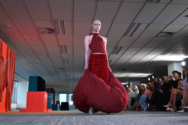 MELBOURNE FASHION WEEK 2025, A model walks the Clossing runway during the Melbourne Fashion Week Media preview in Melbourne, Monday, October 20, 2025. ( NO ARCHIVING MELBOURNE VICTORIA AUSTRALIA  Copyright: xJAMESxROSSx 20251020172328475541