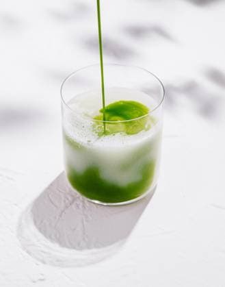 Barista gießt Matcha Latte in Glas auf weißem Hintergrund Barista gießt Matcha Latte in Glas auf weißem Hintergrund (License=RF) Copyright: xZoonar.com AntonxDobreax 23962937