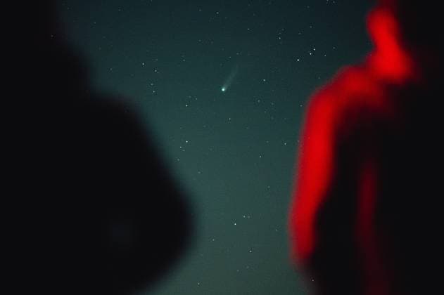 News Themen der Woche KW 43 Comet Lemmon now visible from Slovakia DEBRAD, SLOVAKIA - OCTOBER 20: Local stargazers and astrology enthusiasts Tamas Csabala (R) and Viktor Szeman look for the Comet Lemmon C 2025 A6 as it shines among the stars in the night in the sky over Debrad, Slovakia on October 20, 2025. Robert Nemeti Anadolu Debrad Slovakia. Editorial use only. Please get in touch for any other usage.  Copyright: x2025xAnadoluxRobertxNemetix