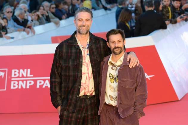 Luca Calvani with husband Alessandro Franchini at the premiere of the feature film Il falsario at the 20th International Film Festival of Rome Festa del Cinema di Roma 2025 at the Auditorium Parco della Musica Rome, 19 10 2025 Foto:xA.xM.xTinghinox xFuturexImagex falsario_5004