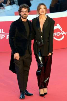 Francesco Montanari with partner Federica Sorino at the premiere of the feature film Il falsario at the 20th International Film Festival of Rome Festa del Cinema di Roma 2025 in the Auditorium Parco della Musica Rome, 19 10 2025 Foto:xA.xM.xTinghinox xFuturexImagex falsario_5007