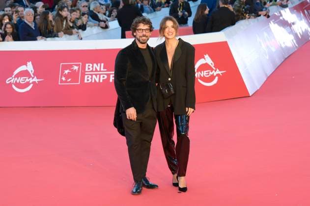 Francesco Montanari with partner Federica Sorino at the premiere of the feature film Il falsario at the 20th International Film Festival of Rome Festa del Cinema di Roma 2025 in the Auditorium Parco della Musica Rome, 19 10 2025 Foto:xA.xM.xTinghinox xFuturexImagex falsario_5008