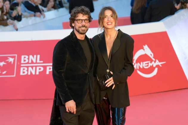 Francesco Montanari with partner Federica Sorino at the premiere of the feature film Il falsario at the 20th International Film Festival of Rome Festa del Cinema di Roma 2025 in the Auditorium Parco della Musica Rome, 19 10 2025 Foto:xA.xM.xTinghinox xFuturexImagex falsario_5009