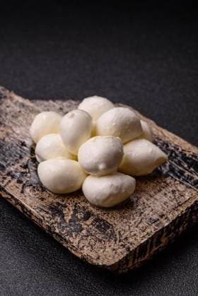 Mozzarella-Käsekugeln, frische weiße Mini-Scheiben für die mediterrane Küche. Mozzarella-Käse Mozzarella-Käsekugeln, frische weiße Mini-Scheiben für die mediterrane Küche. Mozzarella-Käse (License=RF) Copyright: xZoonar.com TetianaxChernykovax 23974153