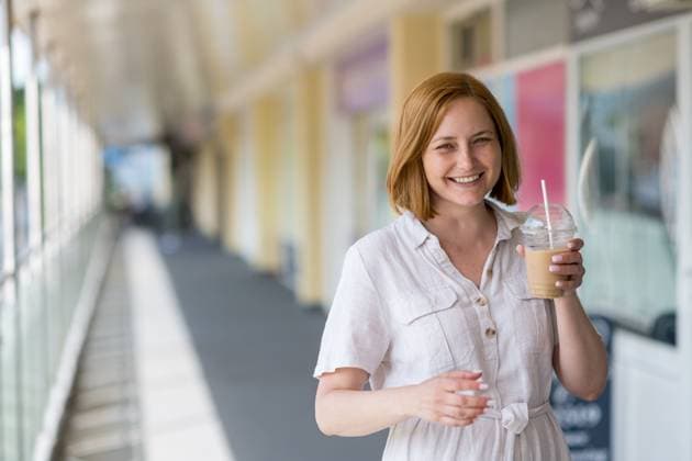 IMAGO Creative, Food, Trend, Iced Coffee Coffee break. Woman with takeaway ice coffee latte, copy space Corby, England, United Kingdom R_ATMT250711A-1781518-01 ,model released, Symbolfoto
