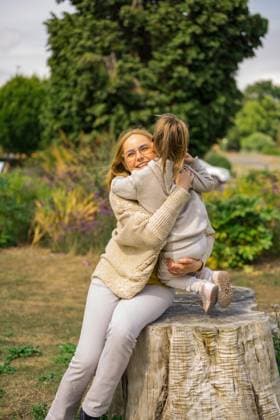 Mother hugging her daughter, spending time together in the park Corby, England, United Kingdom R_ATMT2510138F-1855743-01 ,model released, Symbolfoto