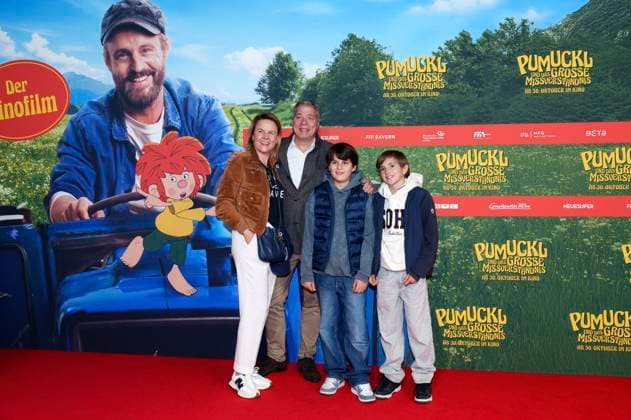 Thomas Friedl with his wife Julia Friedl and children at the premiere of the movie Pumuckl und das große Missverständnis at Mathäser Filmpalast Munich, 19 10 2025 Foto:xN.xKolinzx xFuturexImagex pumuckl_5010