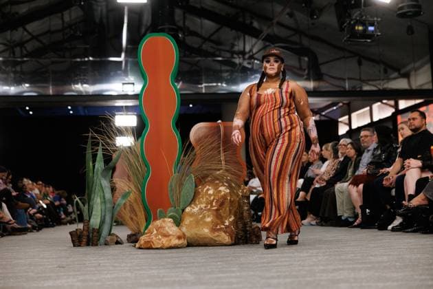 MELBOURNE FASHION WEEK 2025, A model walks the Ganbu Marra Runway during Melbourne Fashion Week at Hotel Melbourne, Melbourne, Monday, October 20, 2025. ( NO ARCHIVING MELBOURNE VICTORIA AUSTRALIA  Copyright: xNADIRxKINANIx 20251020126144407020