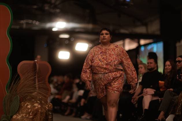MELBOURNE FASHION WEEK 2025, A model walks the Ganbu Marra Runway during Melbourne Fashion Week at Hotel Melbourne, Melbourne, Monday, October 20, 2025. ( NO ARCHIVING MELBOURNE VICTORIA AUSTRALIA  Copyright: xNADIRxKINANIx 20251020168213854951