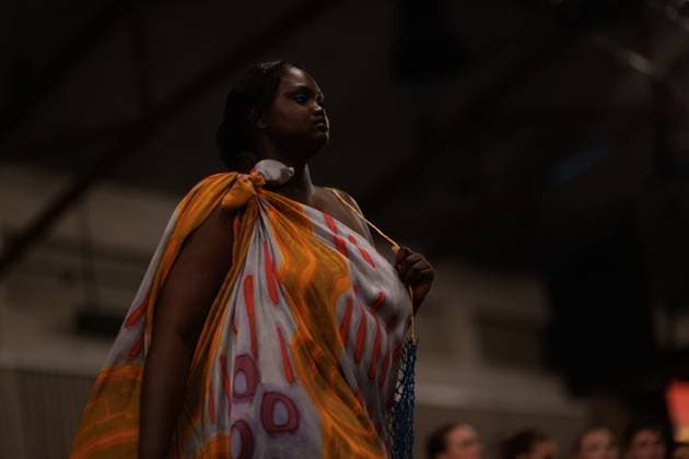 MELBOURNE FASHION WEEK 2025, A model walks the Ganbu Marra Runway during Melbourne Fashion Week at Hotel Melbourne, Melbourne, Monday, October 20, 2025. ( NO ARCHIVING MELBOURNE VICTORIA AUSTRALIA  Copyright: xNADIRxKINANIx 20251020175285111847