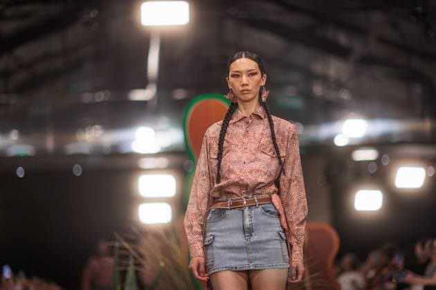 MELBOURNE FASHION WEEK 2025, A model walks the Ganbu Marra Runway during Melbourne Fashion Week at Hotel Melbourne, Melbourne, Monday, October 20, 2025. ( NO ARCHIVING MELBOURNE VICTORIA AUSTRALIA  Copyright: xNADIRxKINANIx 20251020182027525017