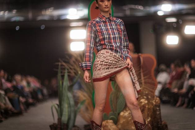 MELBOURNE FASHION WEEK 2025, A model walks the Ganbu Marra Runway during Melbourne Fashion Week at Hotel Melbourne, Melbourne, Monday, October 20, 2025. ( NO ARCHIVING MELBOURNE VICTORIA AUSTRALIA  Copyright: xNADIRxKINANIx 20251020182155548209