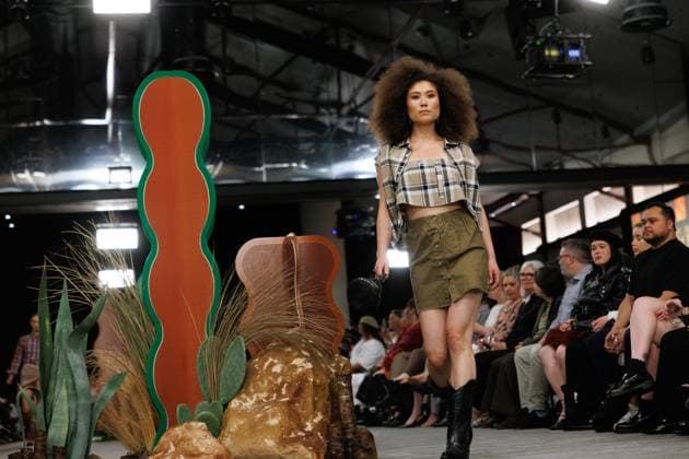 MELBOURNE FASHION WEEK 2025, A model walks the Ganbu Marra Runway during Melbourne Fashion Week at Hotel Melbourne, Melbourne, Monday, October 20, 2025. ( NO ARCHIVING MELBOURNE VICTORIA AUSTRALIA  Copyright: xNADIRxKINANIx 20251020127711792005