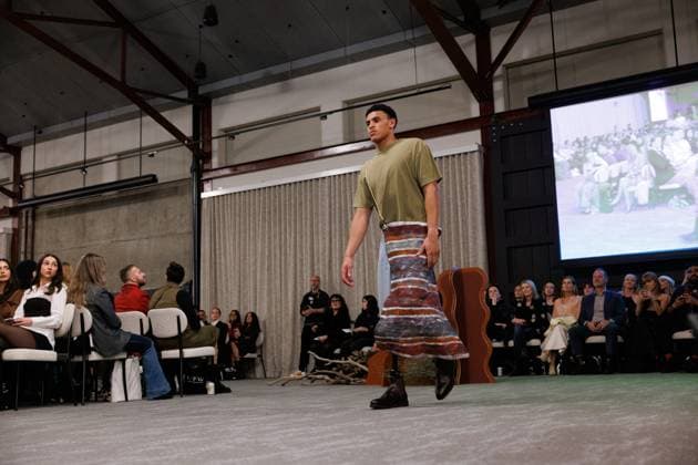 MELBOURNE FASHION WEEK 2025, A model walks the Ganbu Marra Runway during Melbourne Fashion Week at Hotel Melbourne, Melbourne, Monday, October 20, 2025. ( NO ARCHIVING MELBOURNE VICTORIA AUSTRALIA  Copyright: xNADIRxKINANIx 20251020149613181966