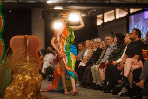 MELBOURNE FASHION WEEK 2025, A model walks the Ganbu Marra Runway during Melbourne Fashion Week at Hotel Melbourne, Melbourne, Monday, October 20, 2025. ( NO ARCHIVING MELBOURNE VICTORIA AUSTRALIA  Copyright: xNADIRxKINANIx 20251020165318255615