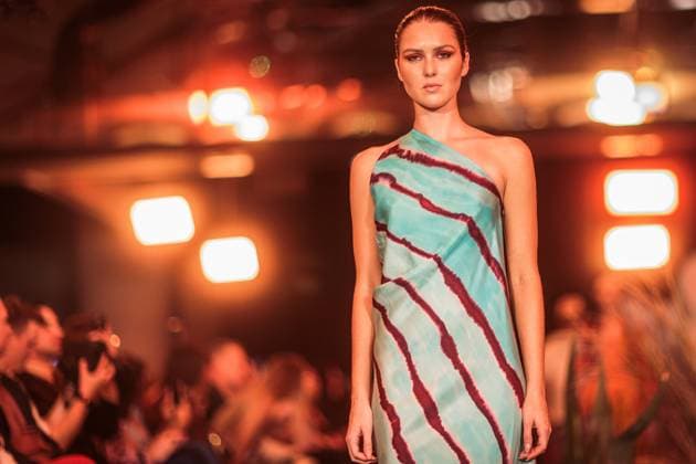 MELBOURNE FASHION WEEK 2025, A model walks the Ganbu Marra Runway during Melbourne Fashion Week at Hotel Melbourne, Melbourne, Monday, October 20, 2025. ( NO ARCHIVING MELBOURNE VICTORIA AUSTRALIA  Copyright: xNADIRxKINANIx 20251020174665883275