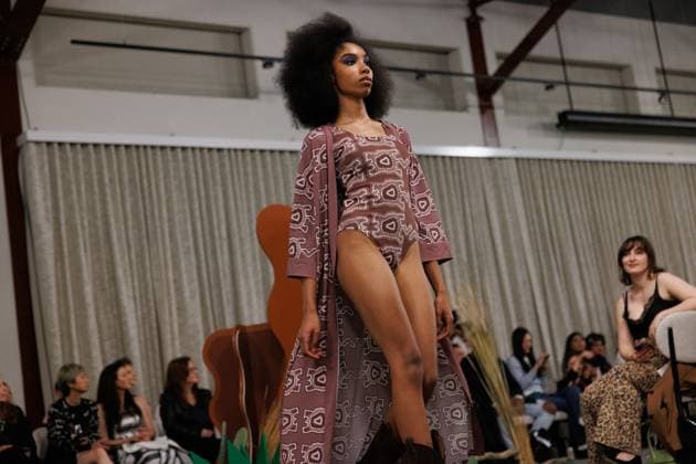 MELBOURNE FASHION WEEK 2025, A model walks the Ganbu Marra Runway during Melbourne Fashion Week at Hotel Melbourne, Melbourne, Monday, October 20, 2025. ( NO ARCHIVING MELBOURNE VICTORIA AUSTRALIA  Copyright: xNADIRxKINANIx 20251020191611091583