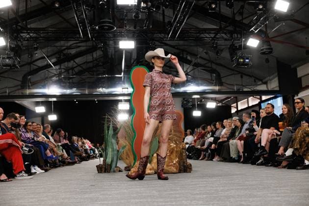 MELBOURNE FASHION WEEK 2025, A model walks the Ganbu Marra Runway during Melbourne Fashion Week at Hotel Melbourne, Melbourne, Monday, October 20, 2025. ( NO ARCHIVING MELBOURNE VICTORIA AUSTRALIA  Copyright: xNADIRxKINANIx 20251020191970481347