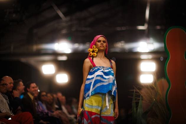 MELBOURNE FASHION WEEK 2025, A model walks the Ganbu Marra Runway during Melbourne Fashion Week at Hotel Melbourne, Melbourne, Monday, October 20, 2025. ( NO ARCHIVING MELBOURNE VICTORIA AUSTRALIA  Copyright: xNADIRxKINANIx 20251020195257707160