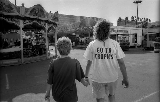 Summer in the City Deutschland, Berlin, 01.8.1992, Rummel auf dem Marx-Engels-Platz, Mutter mit Kind (Go to Tropics), Â *** Summer in the City Germany, Berlin, 01 8 1992, hustle and bustle on Marx Engels Platz, mother with child Go to Tropics , Â