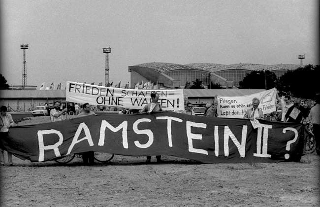 Frieden Demo Deutschland, Berlin, 20.6.1992, Protest gegen Internationale Luft - und Raumfahrtausstellung in Schönefeld, Ramstein II ?, Frieden schaffen ohne Waffen, Â *** Peace Demo Germany, Berlin, 20 6 1992, Protest against International Air and Space Exhibition in Schönefeld, Ramstein II , Building Peace without Weapons, Â