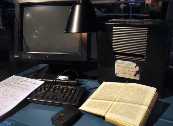 IMAGO History, 250 Jahre USA, Digitales Zeitalter: Entwicklung des Internets und Aufstieg von Silicon Valley Jan 12, 2009 - Geneva, Switzerland - The worlds first world wide web server, developed by Tim Berners-Lee and first launched in 1990, is exhibited in the CERN visitors centre. CERN (the European Centre for Nuclear Research) developed the Large Hadron Collider (LHC) to carry out research into high energy particle collisions. Geneva Switzerland - ZUMAe36_ 20090112_sha_e36_582 Copyright: xGeorgexGrassiex