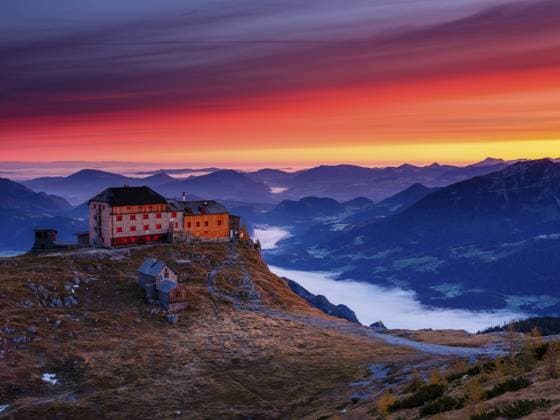 Watzmannhaus bei Morgendämmerung, im Tal Nebel, Nationalpark Berchtesgaden, Schönau am Königssee, Berchtesgadener Land, Oberbayern, Bayern, Deutschland Watzmannhaus at dawn, fog in the valley, Berchtesgaden National Park, Schönau am Königssee, Berchtesgadener Land, Upper Bavaria, Bavaria, Germany Copyright: imageBROKER HerbertxBerger ibxheb15408879.jpg