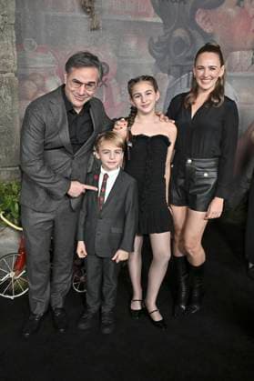 Brad Kane, Elias Kane, Lillian Kane, Sarah Thompson at the premiere of the HBO series It Welcome to Derry at Warner Bros Studio Gelnnde Burbank, 20 10 2025 Foto:xD.xStarbuckx xFuturexImagex it_5032