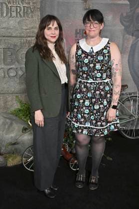 Fiona Dourif and Katie Hacker at the premiere of the HBO series It Welcome to Derry at Warner Bros Studio Gelnnde Burbank, 20 10 2025 Foto:xD.xStarbuckx xFuturexImagex it_5048