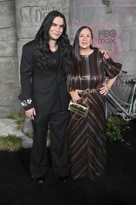 Joshua Odjick with mother Brenda Odjick at the premiere of the HBO series It Welcome to Derry at Warner Bros Studio Gelnnde Burbank, 20 10 2025 Foto:xD.xStarbuckx xFuturexImagex it_5055