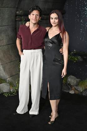 Rudy Mancuso and Camila Mendes at the premiere of the HBO series It Welcome to Derry at Warner Bros Studio Gelnnde Burbank, 20 10 2025 Foto:xD.xStarbuckx xFuturexImagex it_5063