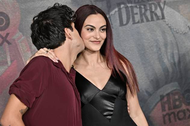 Rudy Mancuso and Camila Mendes at the premiere of the HBO series It Welcome to Derry at Warner Bros Studio Gelnnde Burbank, 20 10 2025 Foto:xD.xStarbuckx xFuturexImagex it_5064