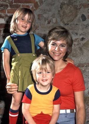 ARCHIV: Cornelia Froboess Schlagersängerin, Schauspielerin und Synchronsprecherin Cornelia Froboess mit ihren Kindern Agnes und Kasper, 1971 ARCHIVAUFNAHME, Datum geschätzt 20250204JWM0102 *** ARCHIVE Cornelia Froboess Pop singer, actress and dubbing artist Cornelia Froboess with her children Agnes and Kasper, 1971 ARCHIVE PICTURE, date estimated 20250204JWM0102