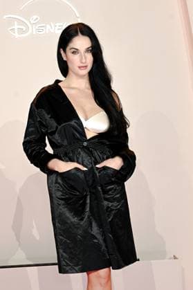Premiere de la serie All s Fair Disney a Paris Fiona Zanetti attends the All s Fair Disney Premiere at Maison de La Chimie on October 21, 2025 in Paris 449906 2025 10 21 Paris France  Copyright: xLionelxGuericolasx xStarfacex STAR_449906_238