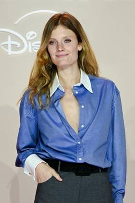 Premiere de la serie All s Fair Disney a Paris Constance Jablonski attends the All s Fair Disney Premiere at Maison de La Chimie on October 21, 2025 in Paris, 449906 2025 10 21 Paris France  Copyright: xLionelxGuericolasx xStarfacex STAR_449906_013