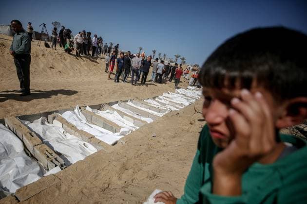 News Themen der Woche KW 43 People gathering to bury unidentified bodies of Palestinians, who had been held in Israel during the war People gathering to bury unidentified bodies of Palestinians, who had been held in Israel during the war, at a mass burial site after they were handed over by Israel, amid a ceasefire between Israel and Hamas in Gaza, in Deir Al-Balah, in the central Gaza Strip, October 22, 2025. Photo by Omar Ashtawy apaimages Dair El-Balah Gaza Strip Palestinian Territory 221025_KHan_Yunis_OSH_1_00(20) Copyright: xapaimagesxOmarxAshtawyx xapaimagesx