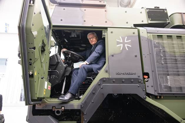 Steinmeier Wien Rheinmetall 22.10.2025,Austria, Wien, Staatsbesuch des Bundespraesidenten in Oesterreich, Frank-Walter Steinmeier und Ehefrau Elke Buedenbender beim Staatsbesuch hier Besuch bei RHEINMETALL AG Östsrreich mit Vorstand Rheinmetal Armin Papperger , Rheinmetall Armee Military, 680 PS Truck, Â Wien Wien Austria *** Steinmeier Vienna Rheinmetall 22 10 2025,Austria, Vienna, State visit of the Federal President to Austria, Frank Walter Steinmeier and wife Elke Buedenbender during the state visit here Visit to RHEINMETALL AG Austria with Rheinmetal CEO Armin Papperger , Rheinmetall Army Military, 680 HP Truck, Â Vienna Vienna Austria