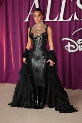. 22 10 2025. London, United Kingdom. Kim Kardashian arriving at the All s Fair premiere in London.  xStephenxLockx xi-Imagesx IIM-26320-0002