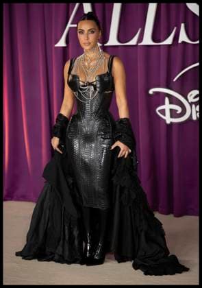 . 22 10 2025. London, United Kingdom. Kim Kardashian arriving at the All s Fair premiere in London.  xStephenxLockx xi-Imagesx IIM-26320-0044