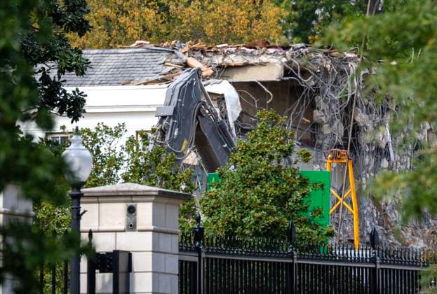 Demolition equipment continues to destroy the East Wing of the White House in Washington, DC on Wednesday, October 22, 2025. The demolition of the East Wing is to make way for a ballroom ordered by President Donald Trump.  WAS2025102207 PATxBENIC