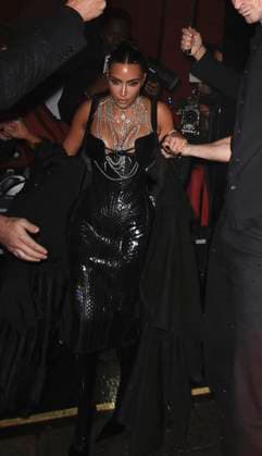 Kim Kardashian arrives at All s Fair afterparty in London England London 22 Oct 2025 Kim Kardashian pictured arriving at the aftershow party for All s Fair TV show on arrival, Kim got soaking wet with rain from security umbrella, Credit:James Smart Pictures Avalon  Copyright: xJamesxSmartxPicturesx xAvalonx 1047425404