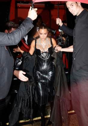 Kim Kardashian arrives at All s Fair afterparty in London England London 22 Oct 2025 Kim Kardashian pictured arriving at the aftershow party for All s Fair TV show on arrival, Kim got soaking wet with rain from security umbrella, Credit:James Smart Pictures Avalon  Copyright: xJamesxSmartxPicturesx xAvalonx 1047425407