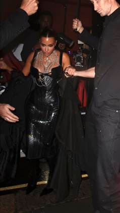 Kim Kardashian arrives at All s Fair afterparty in London England London 22 Oct 2025 Kim Kardashian pictured arriving at the aftershow party for All s Fair TV show on arrival, Kim got soaking wet with rain from security umbrella, Credit:James Smart Pictures Avalon  Copyright: xJamesxSmartxPicturesx xAvalonx 1047425414