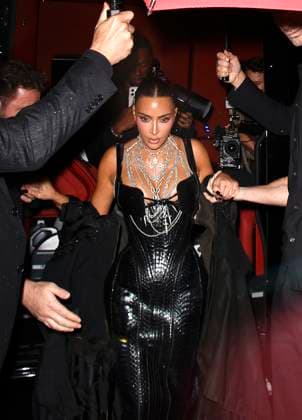 Kim Kardashian arrives at All s Fair afterparty in London England London 22 Oct 2025 Kim Kardashian pictured arriving at the aftershow party for All s Fair TV show on arrival, Kim got soaking wet with rain from security umbrella, Credit:James Smart Pictures Avalon  Copyright: xJamesxSmartxPicturesx xAvalonx 1047425417